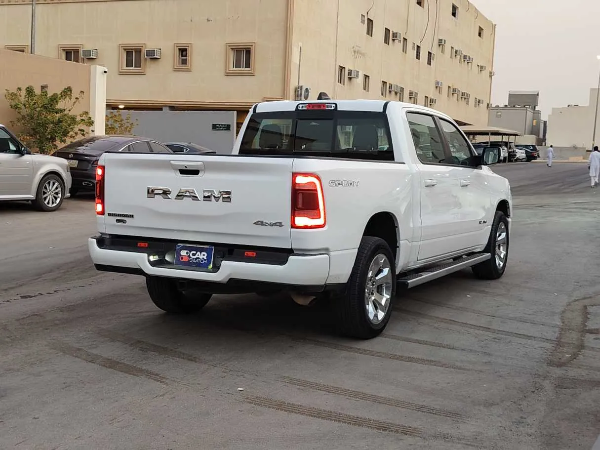 Car image 5