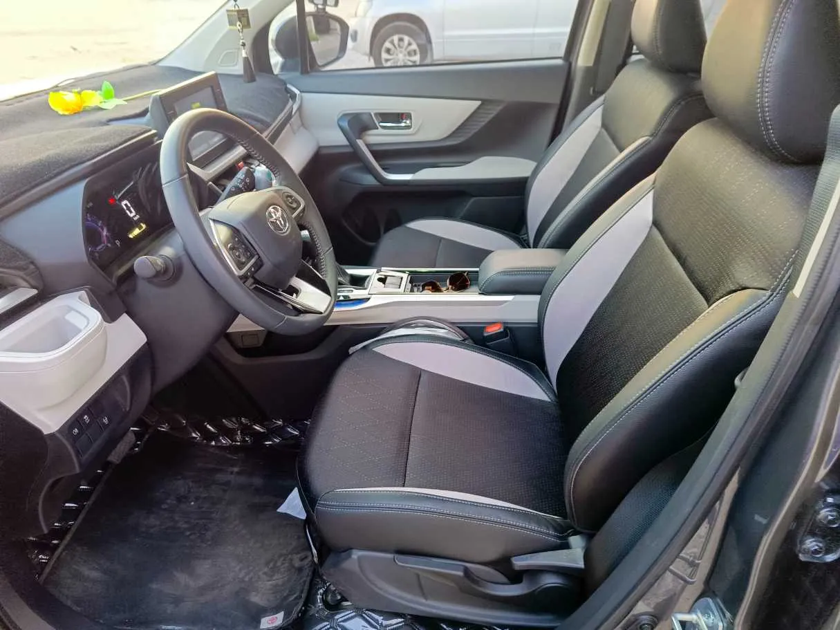 Car image 15