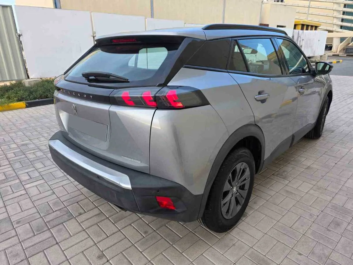 Car image 4