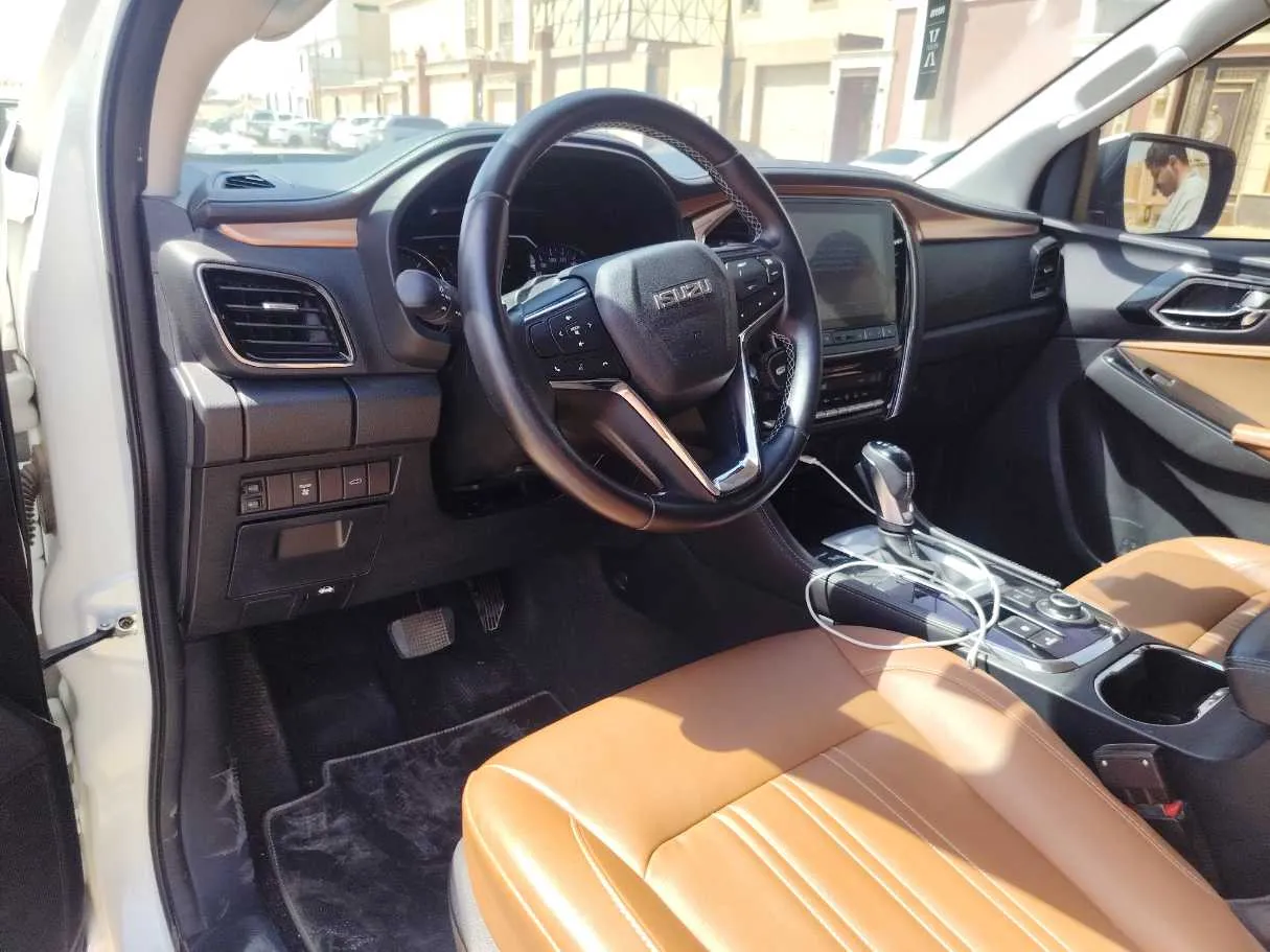 Car image 12