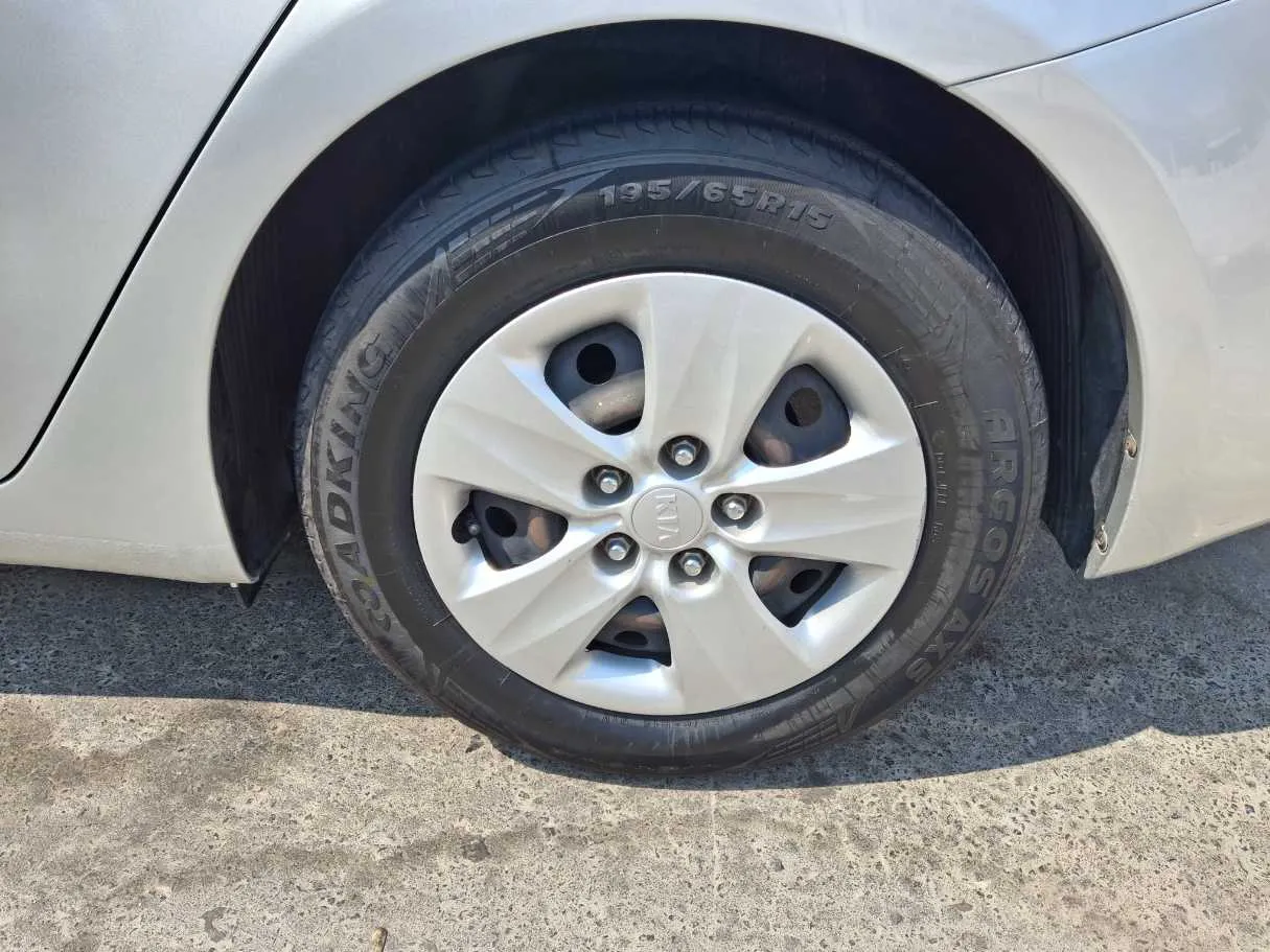 Car image 9
