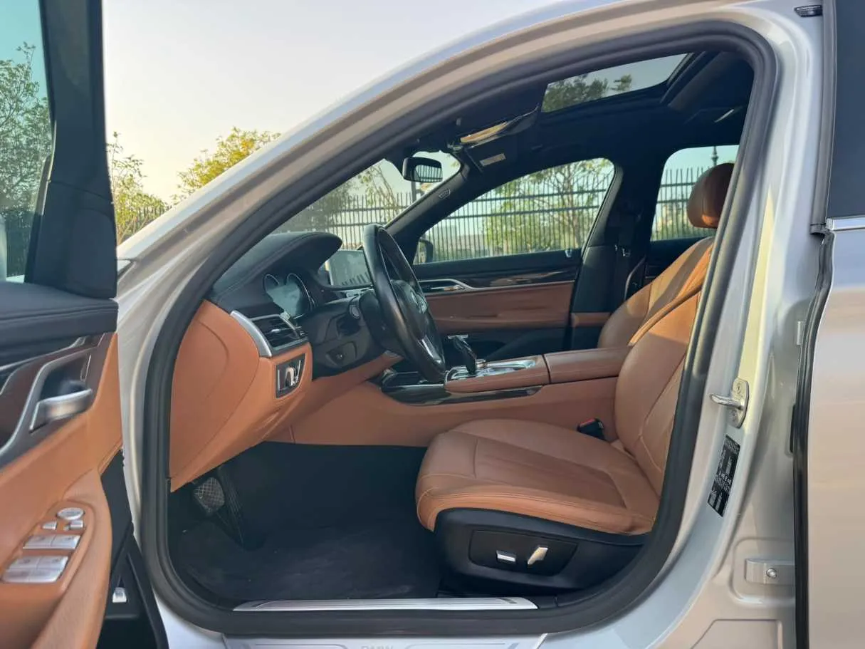 Car image 12