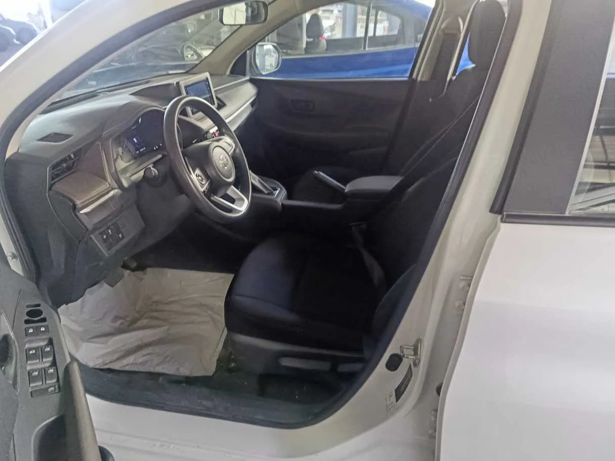 Car image 11