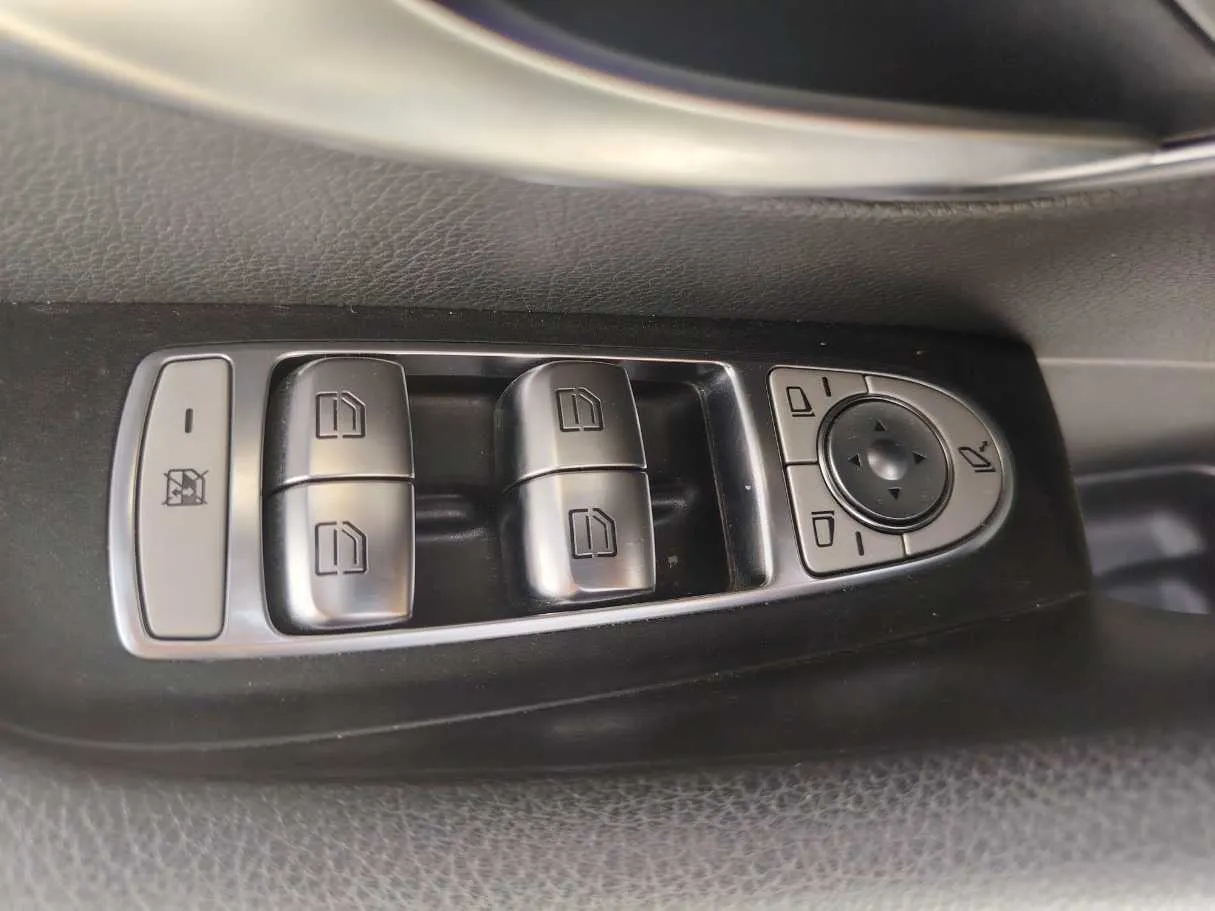 Car image 26