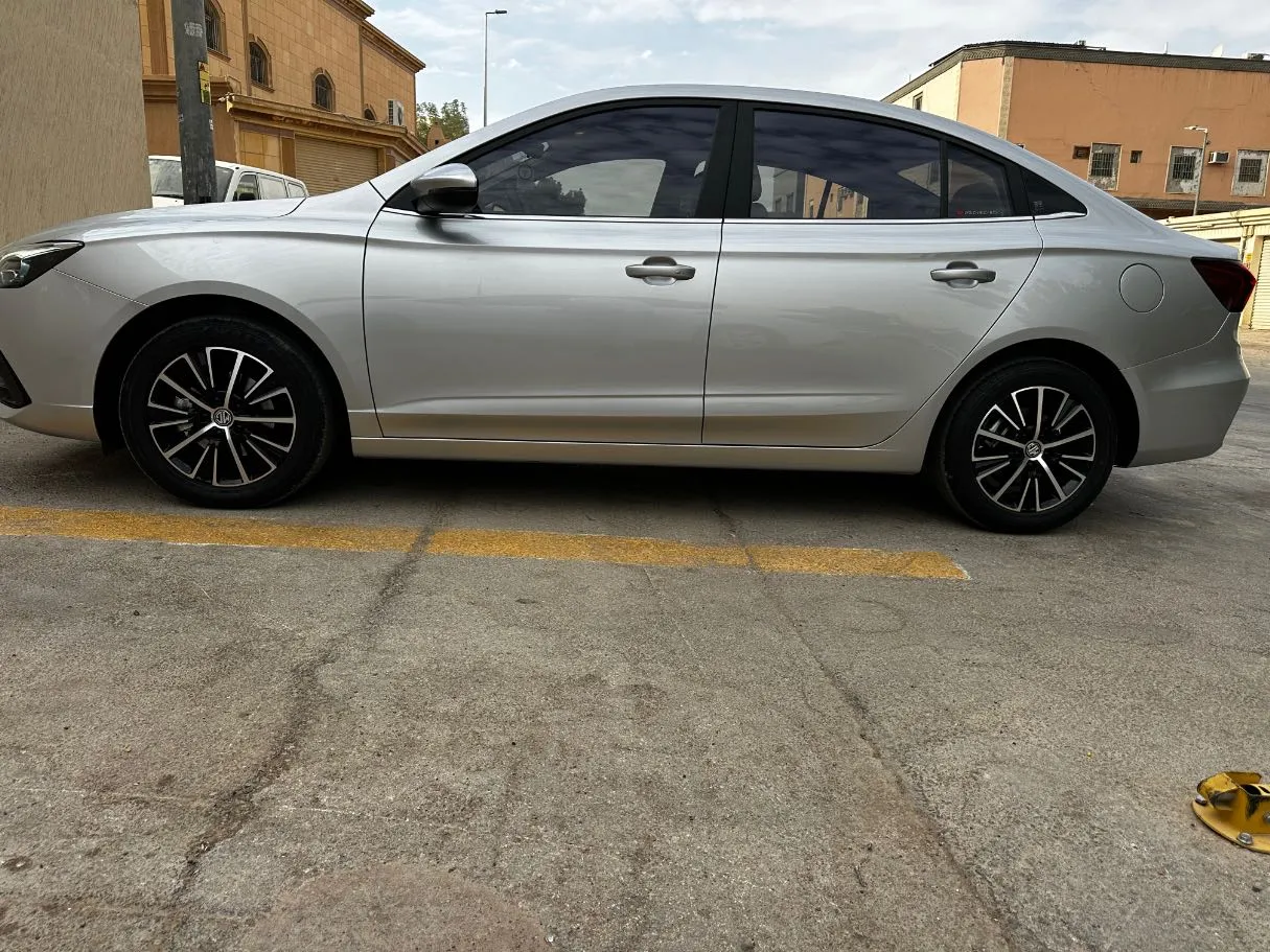 Car image 8