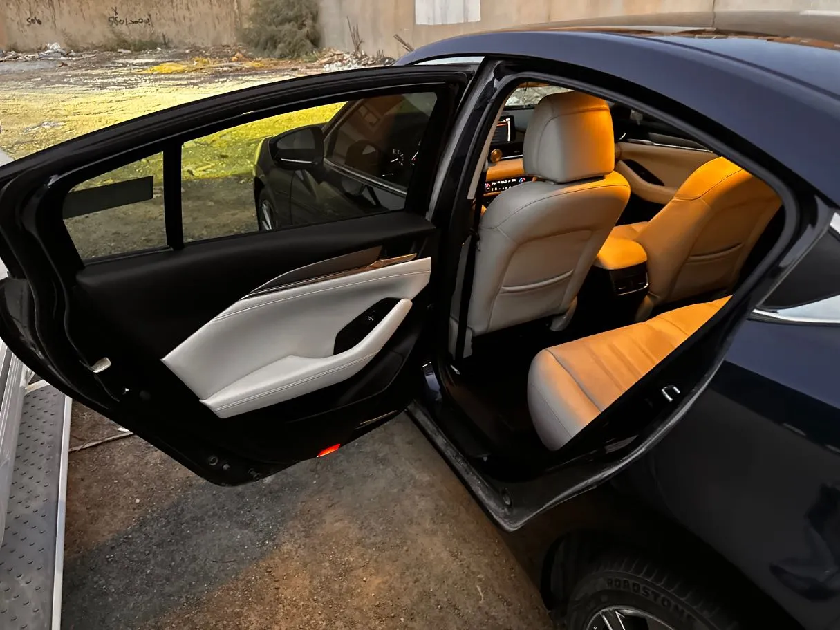 Car image 14