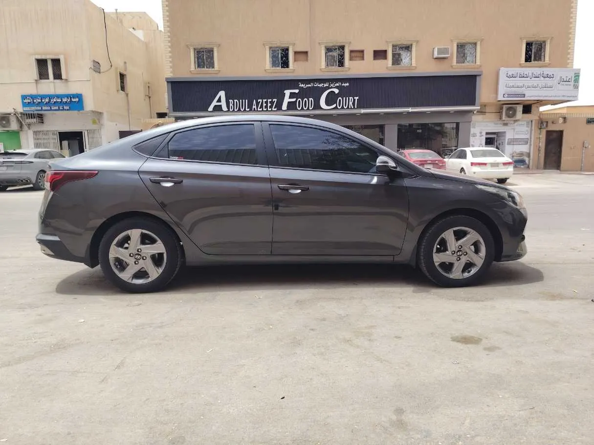 Car image 4