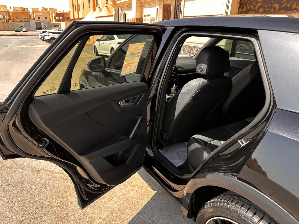 Car image 13