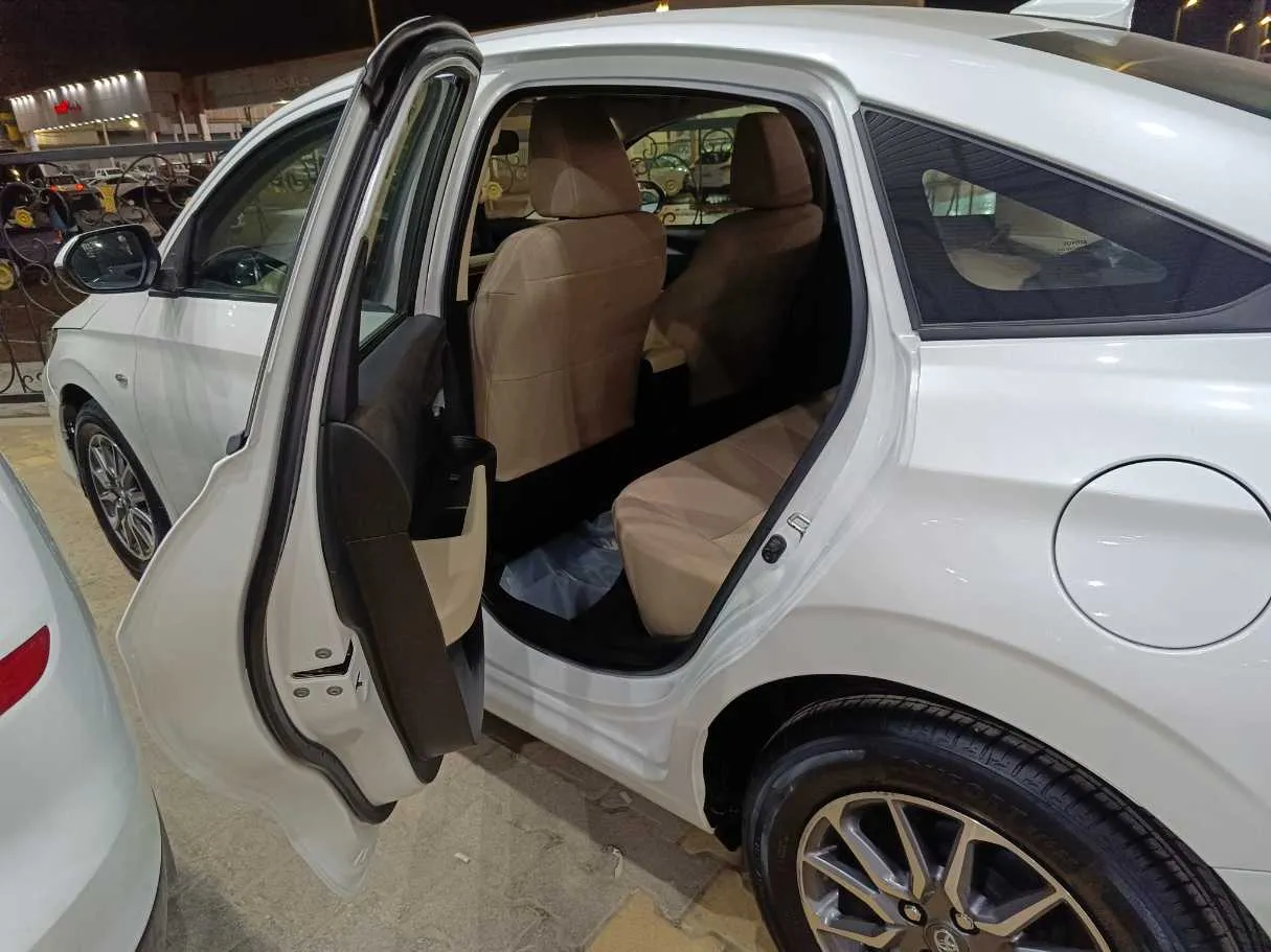 Car image 17