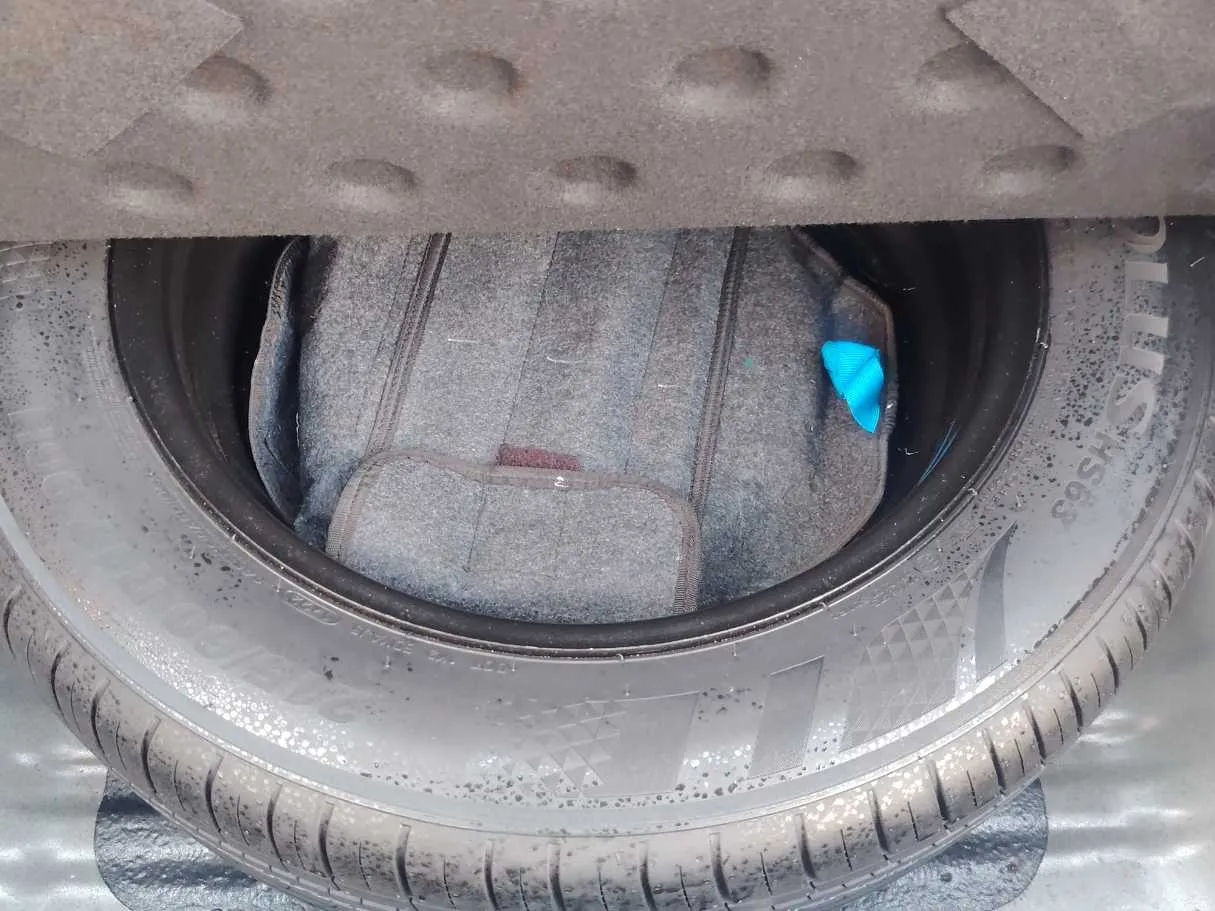 Car image 30