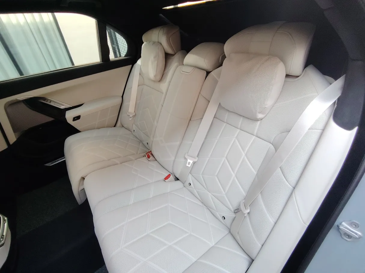 Car image 17