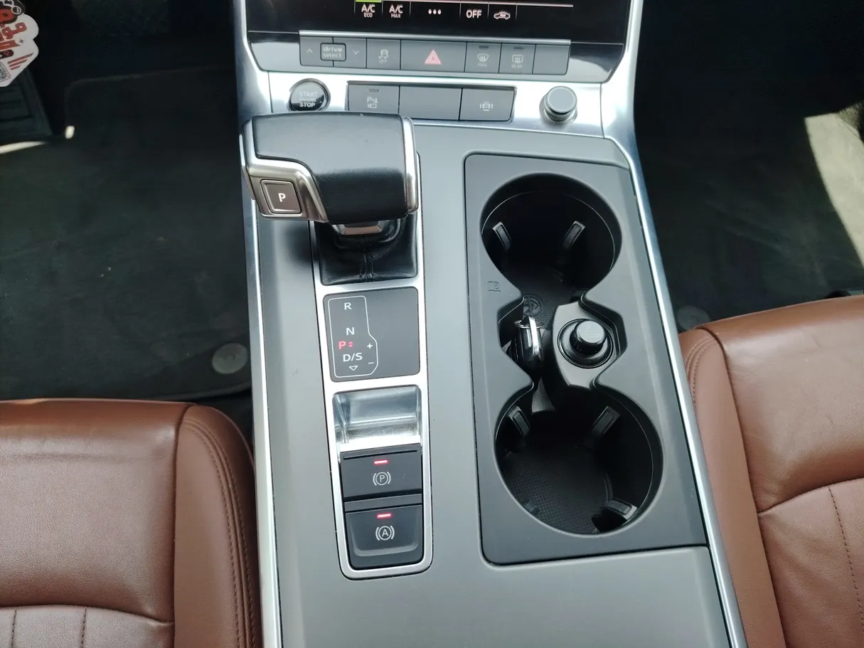 Car image 19