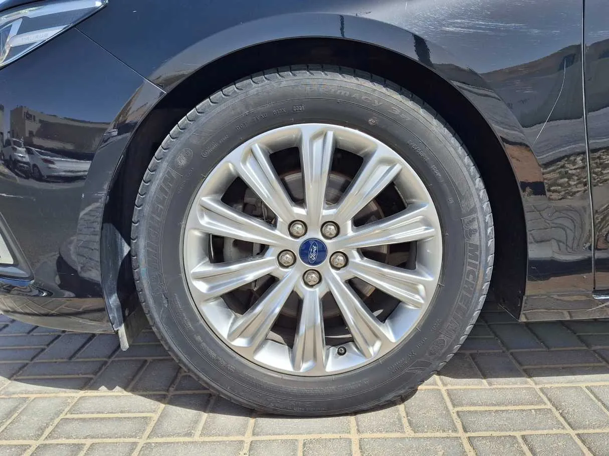 Car image 9
