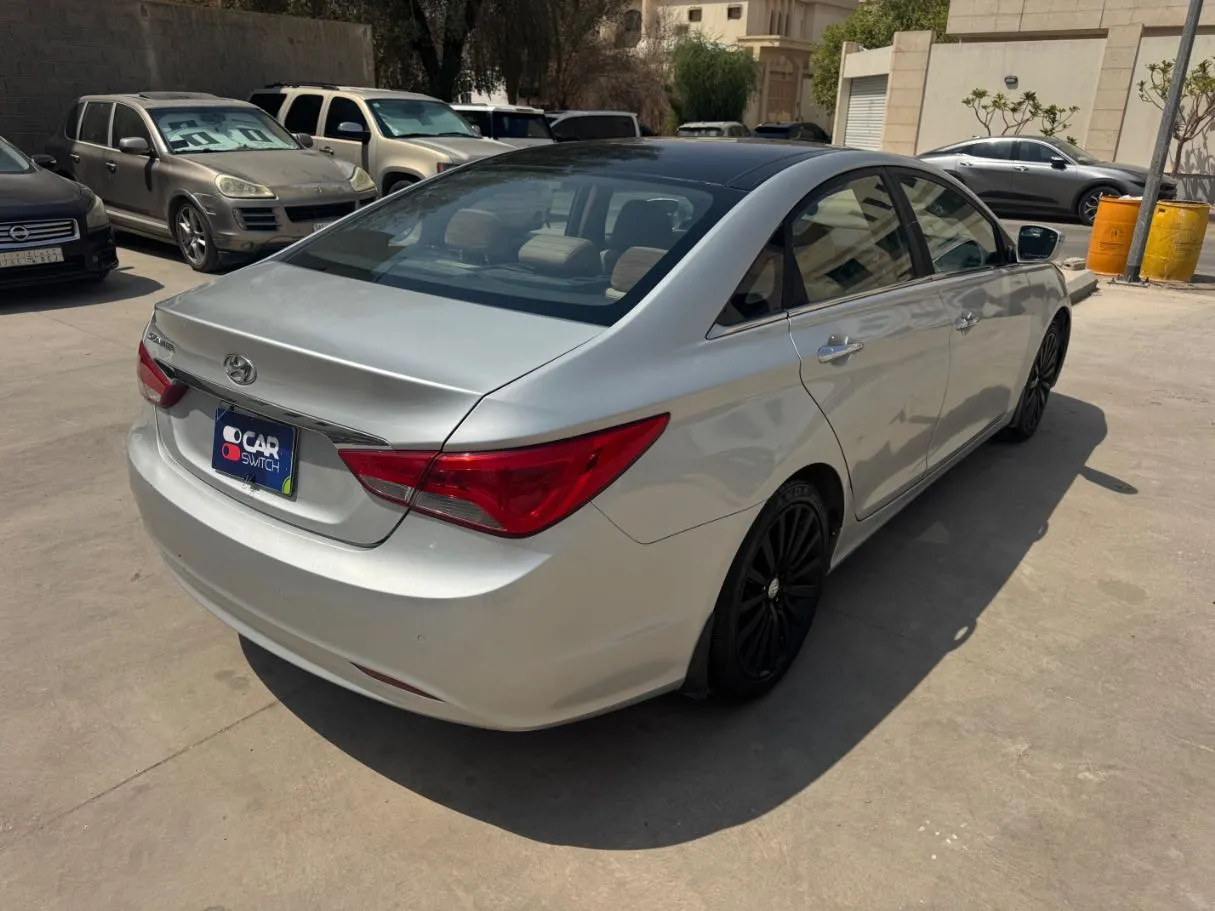 Car image 5