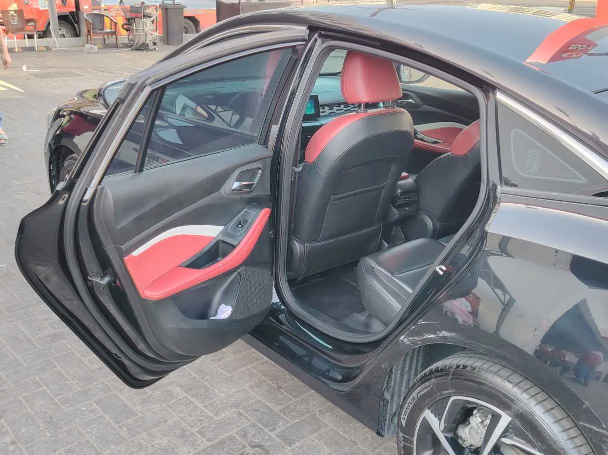 Car image 14