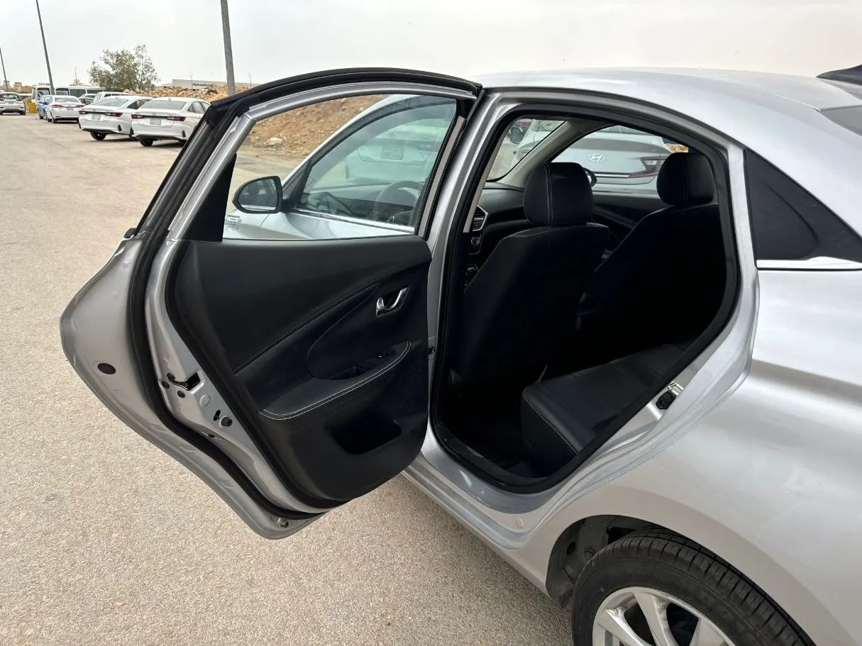 Car image 12