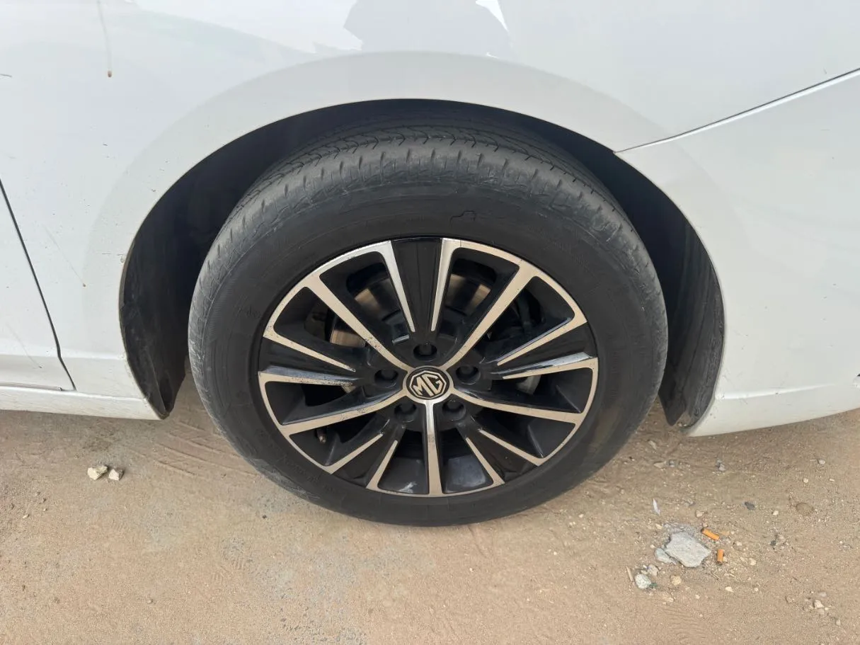 Car image 9