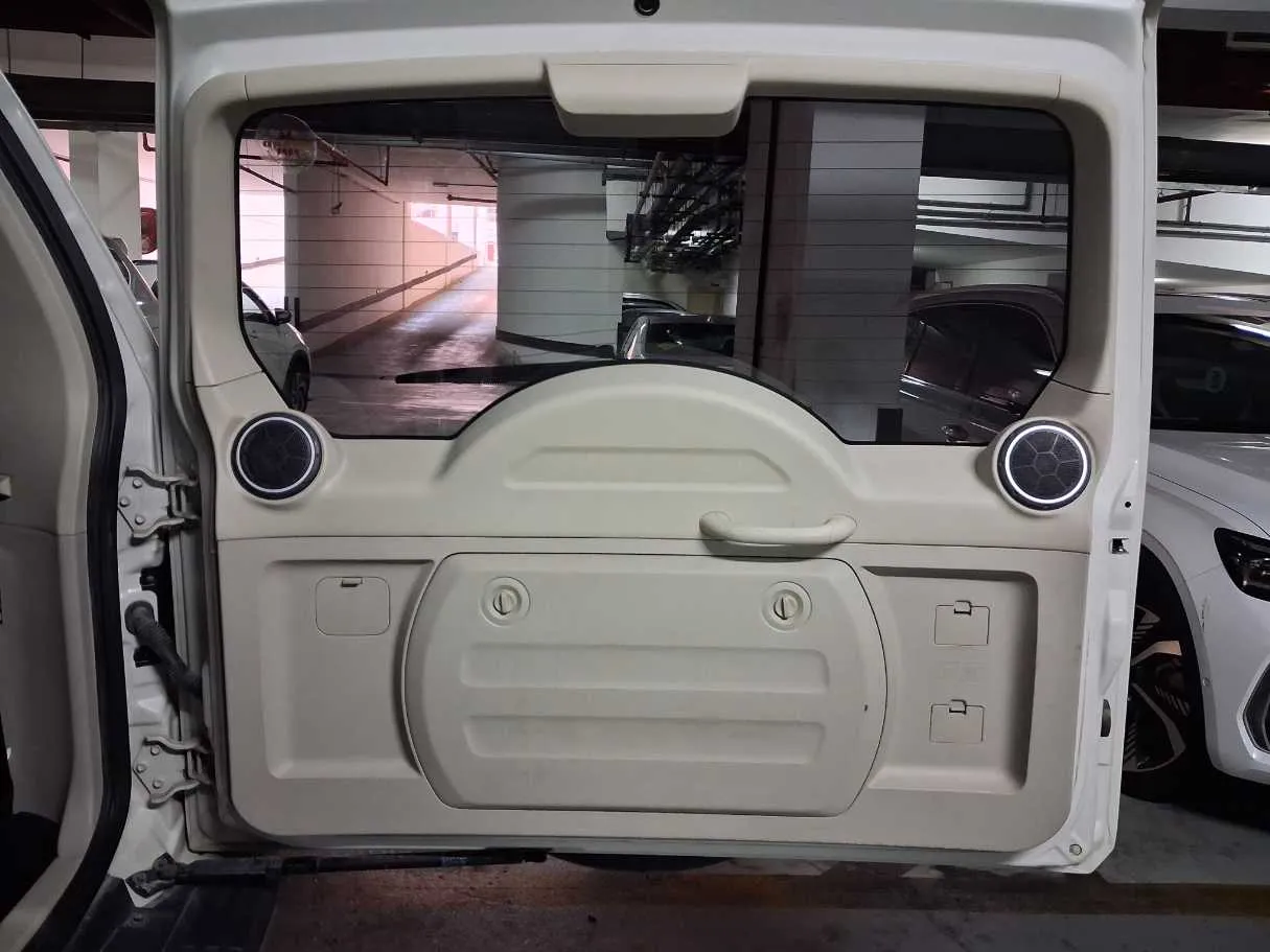 Car image 19