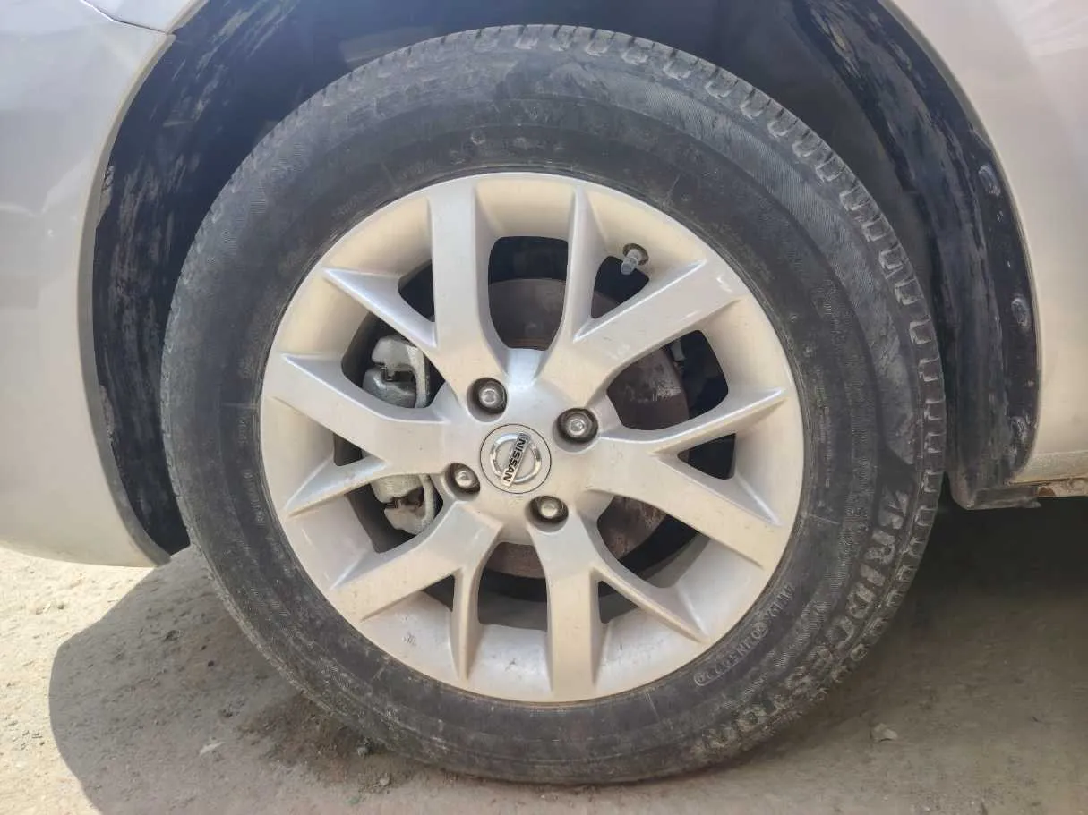 Car image 9