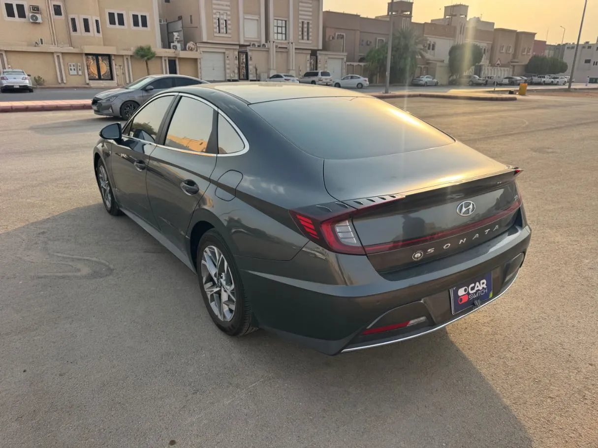 Car image 7