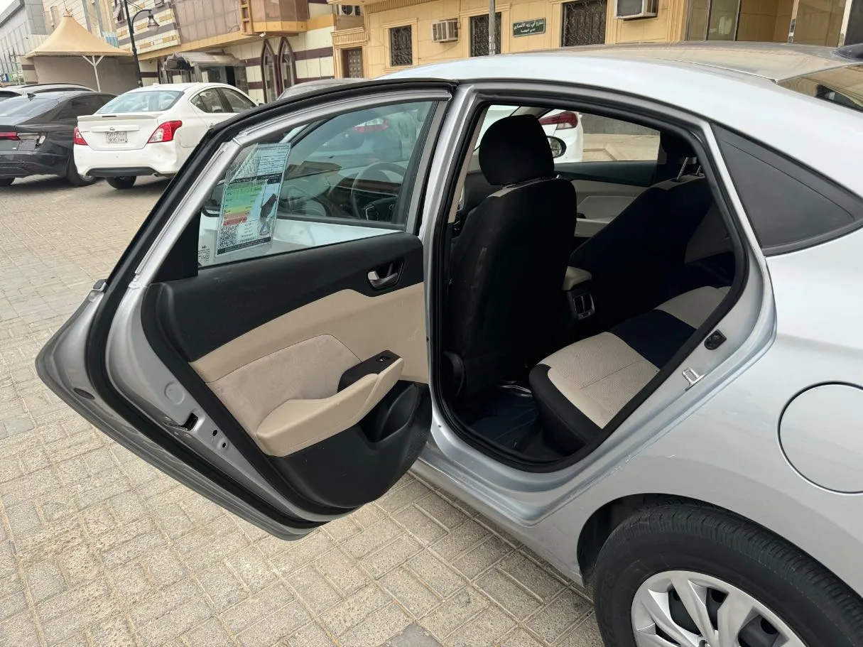 Car image 13