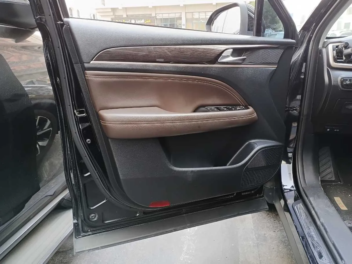 Car image 10
