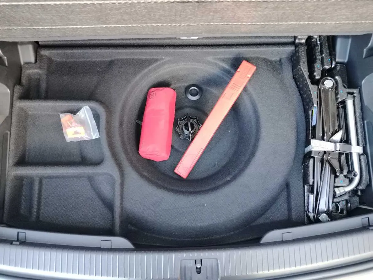 Car image 32