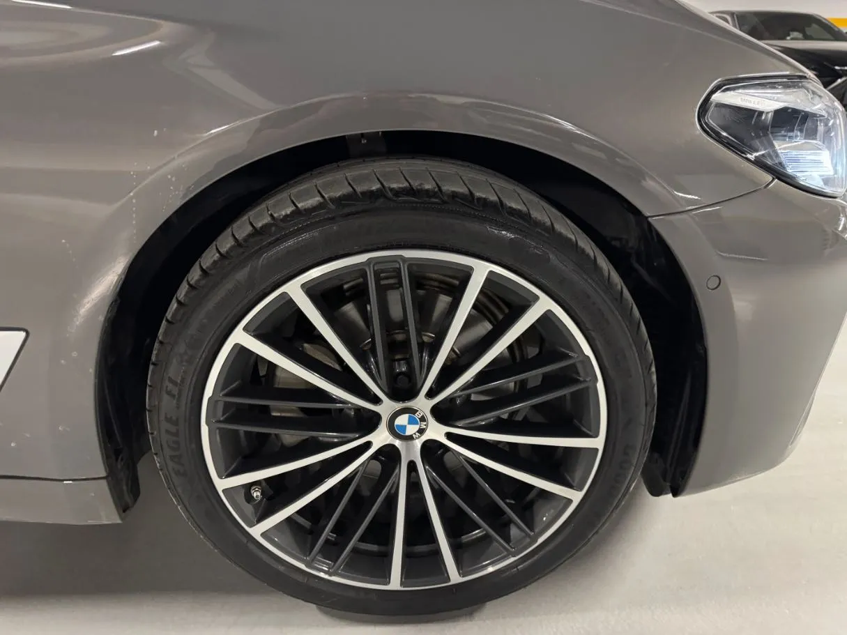 Car image 9