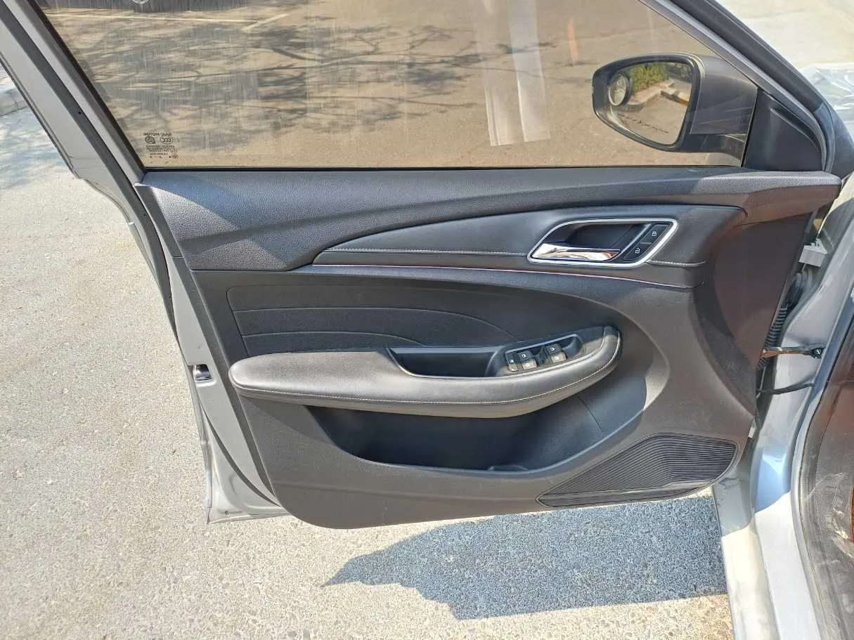 Car image 10