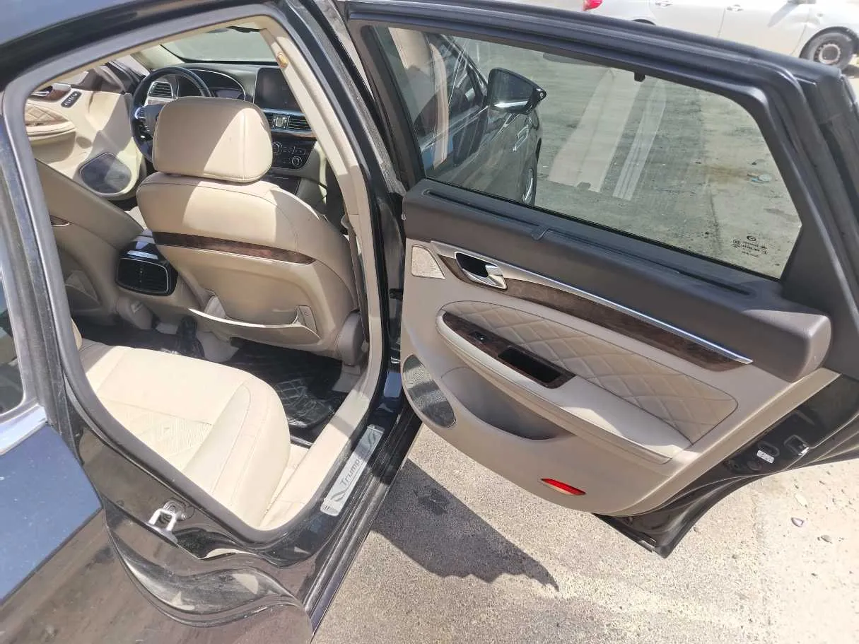 Car image 16
