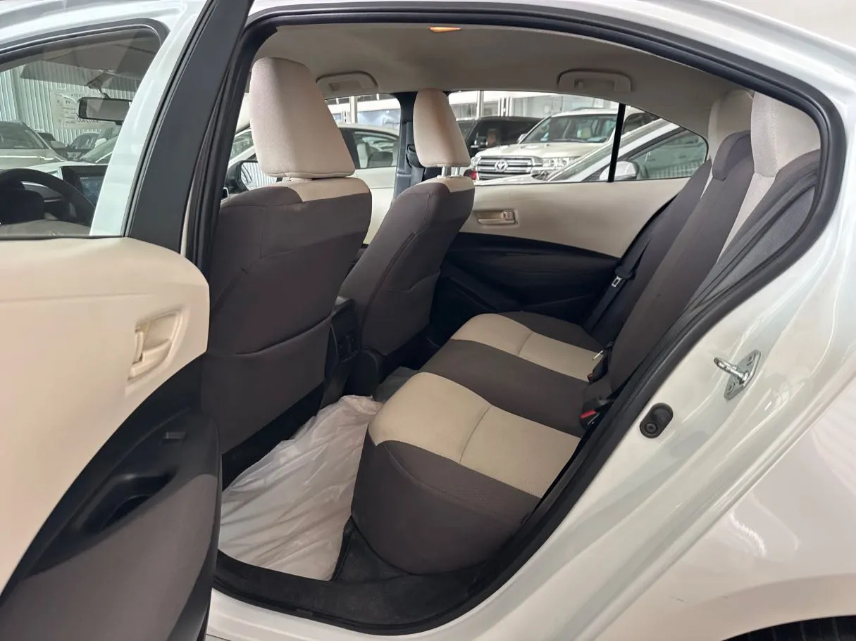 Car image 14