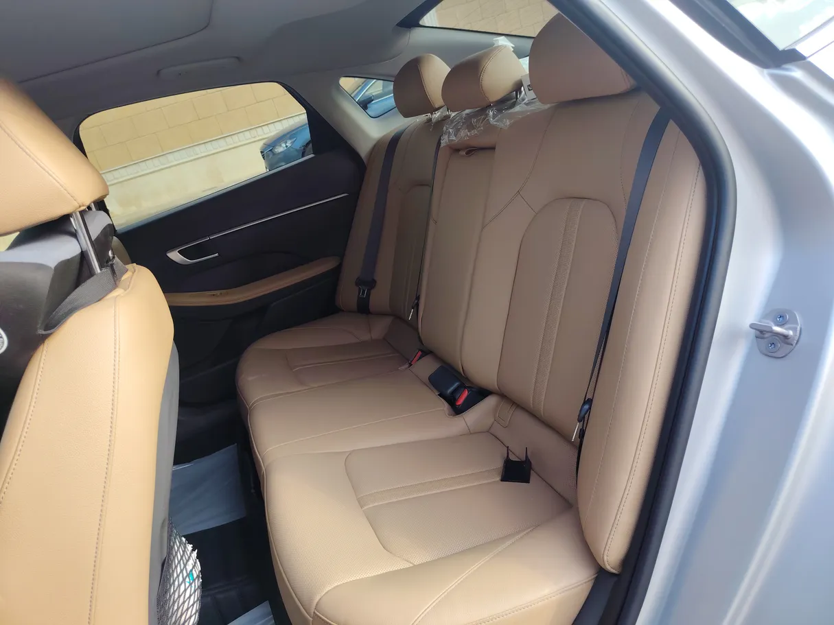 Car image 17