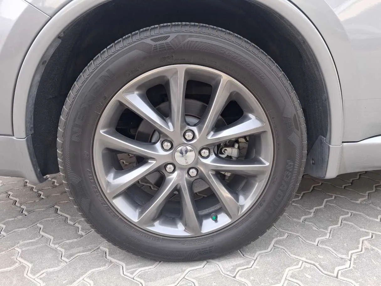 Car image 9