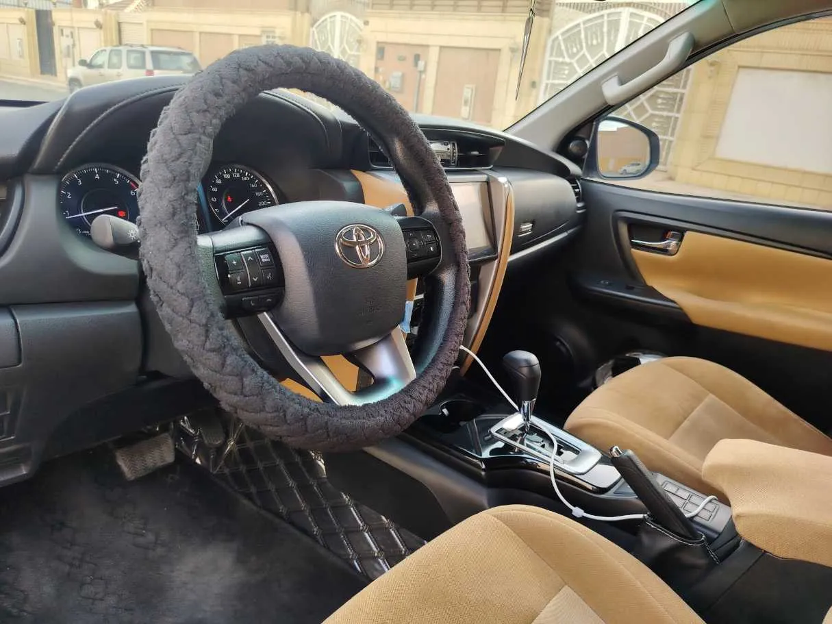Car image 12