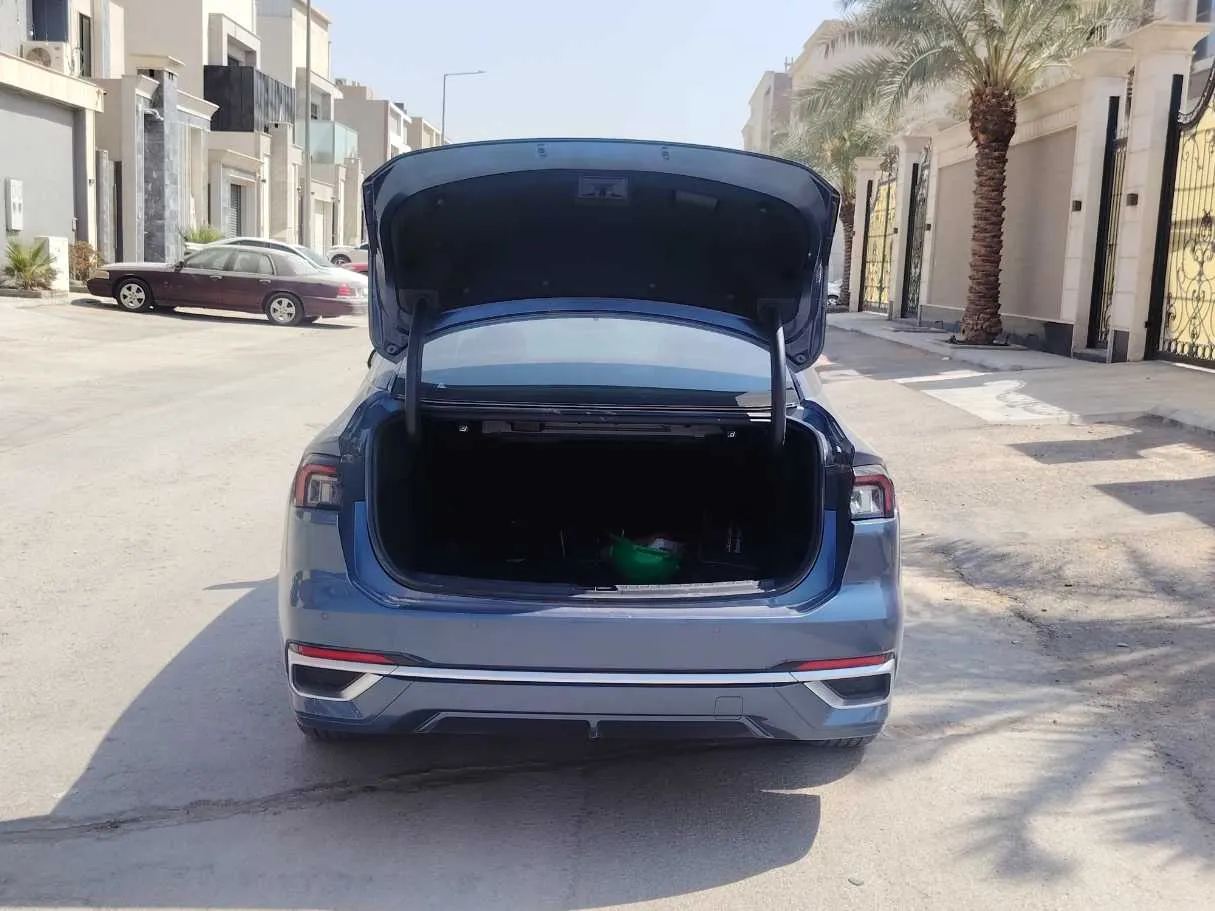Car image 17