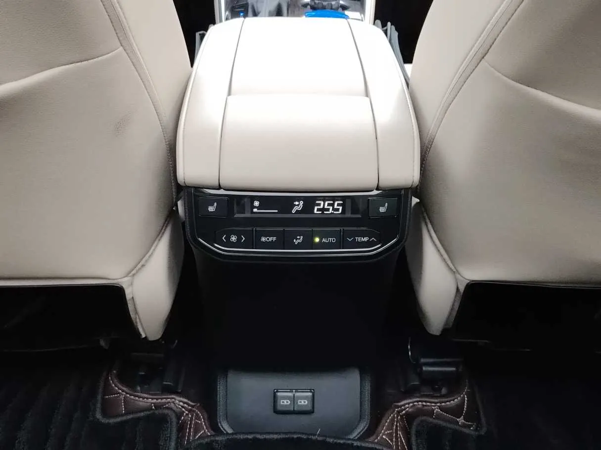Car image 26