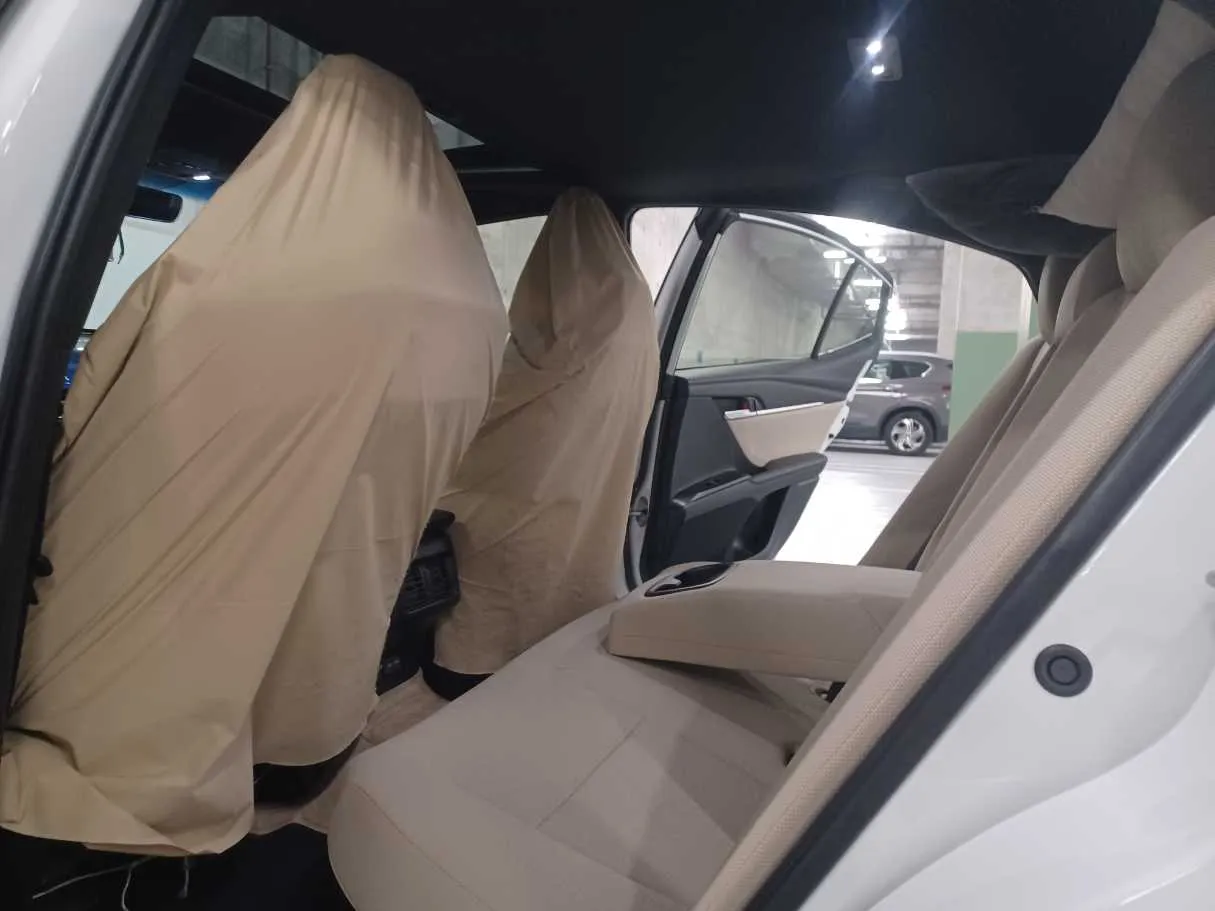 Car image 14