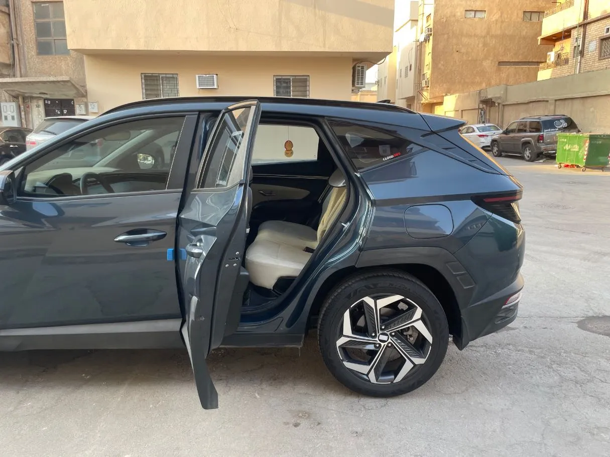 Car image 15