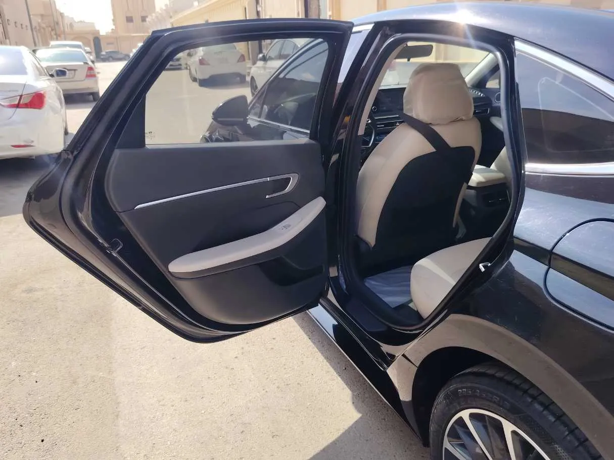 Car image 13
