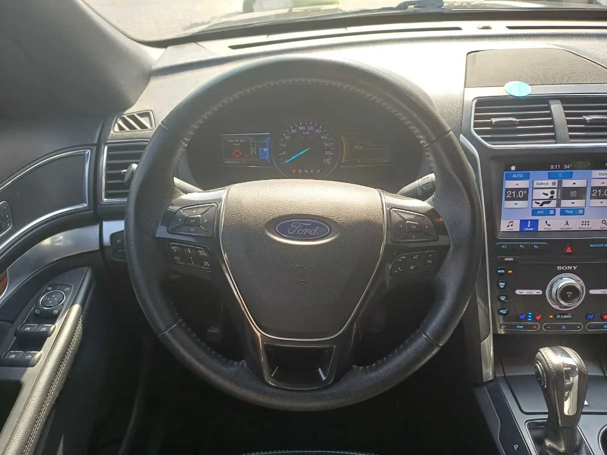 Car image 14
