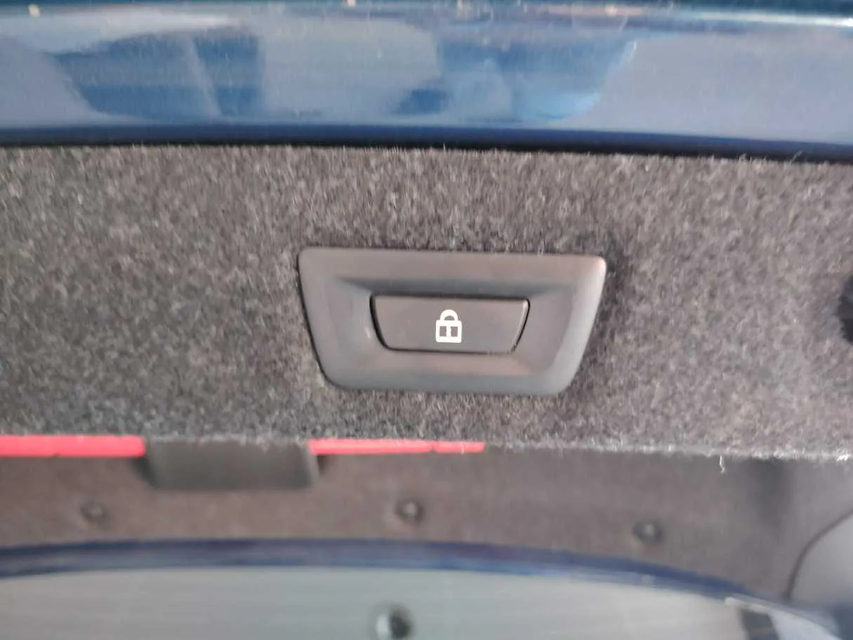 Car image 32