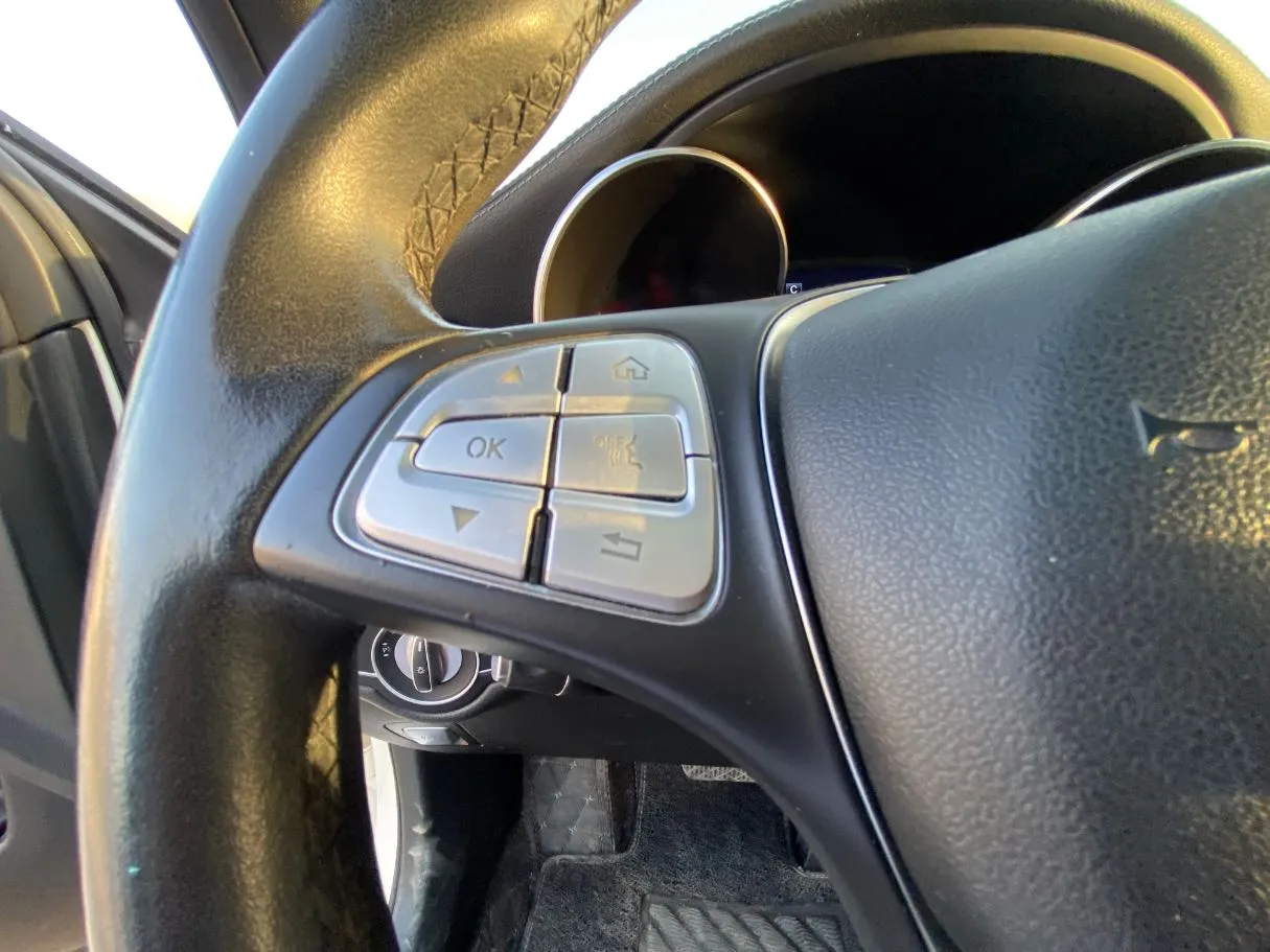 Car image 26