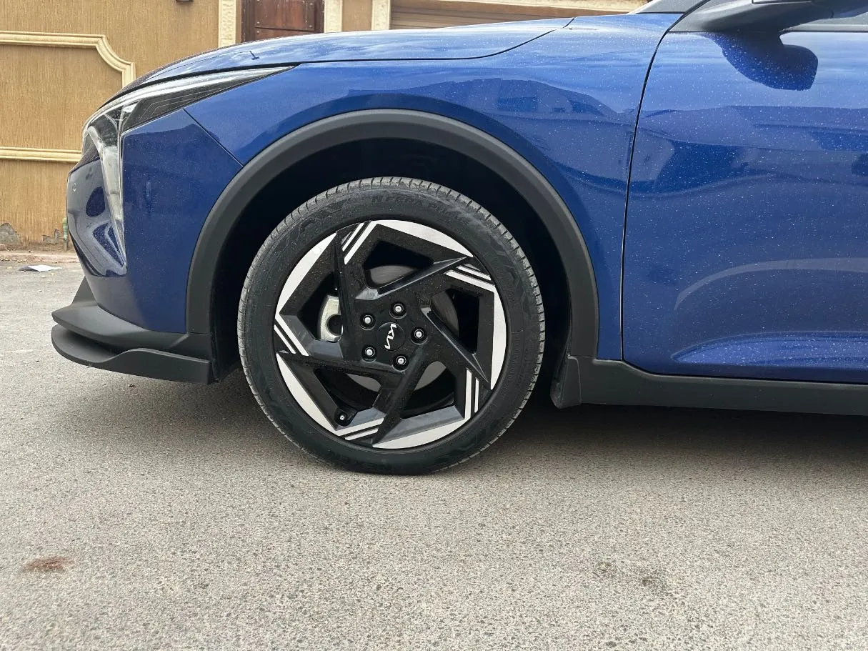 Car image 9
