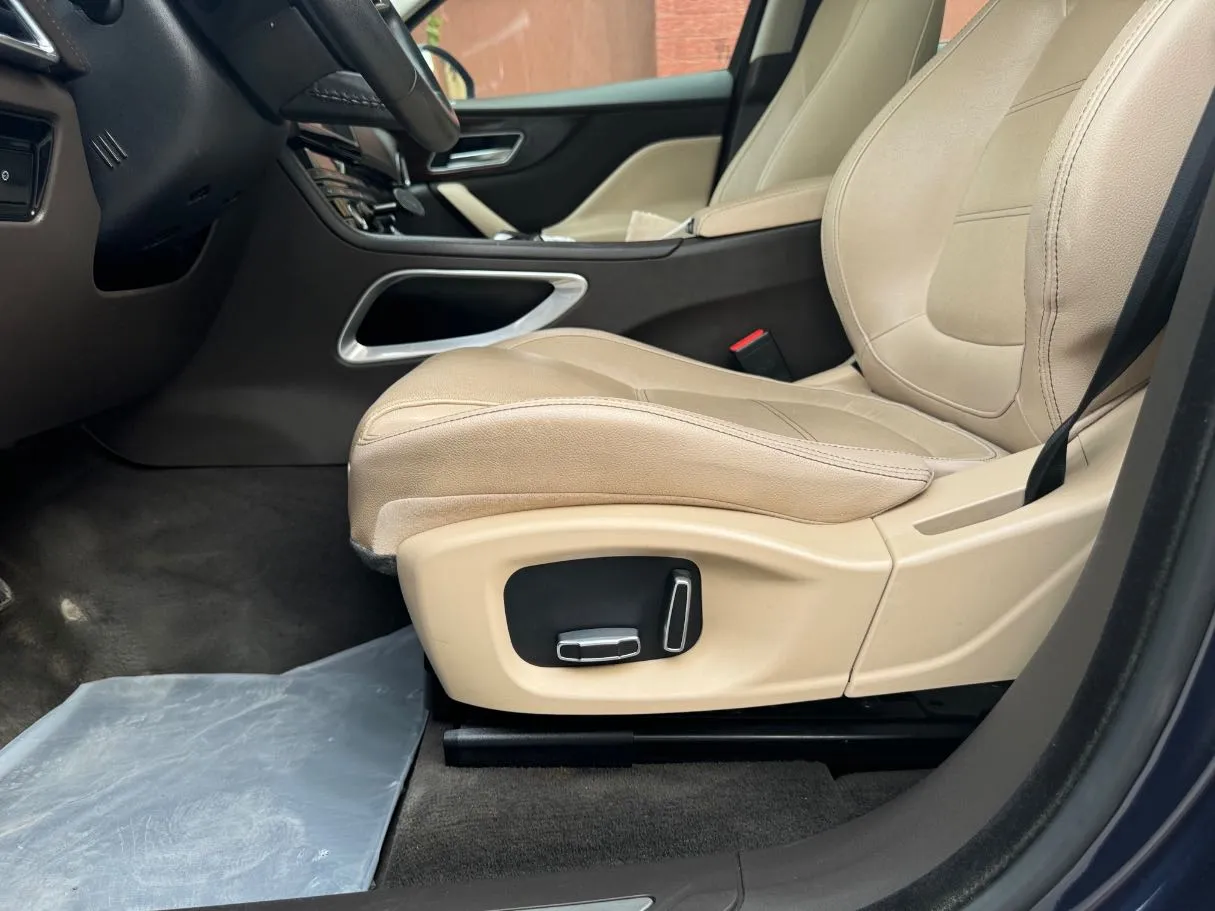 Car image 26