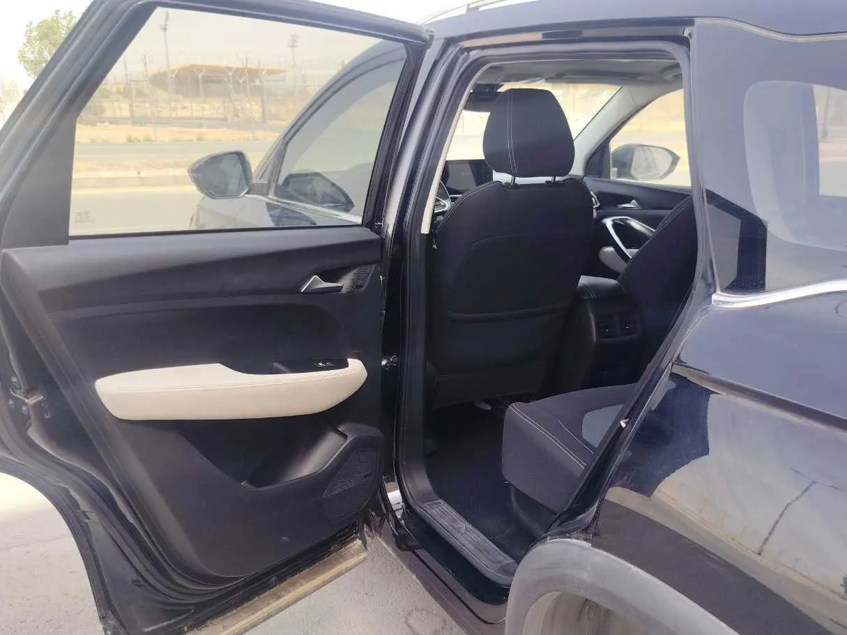 Car image 11
