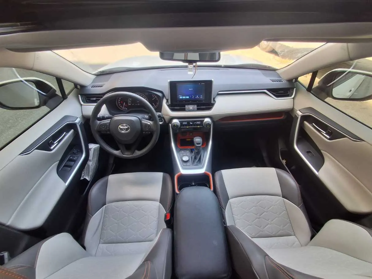 Car image 14