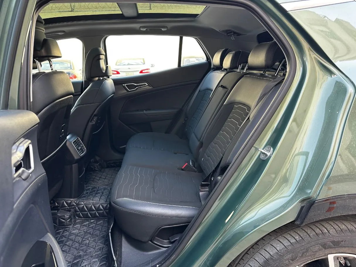 Car image 15