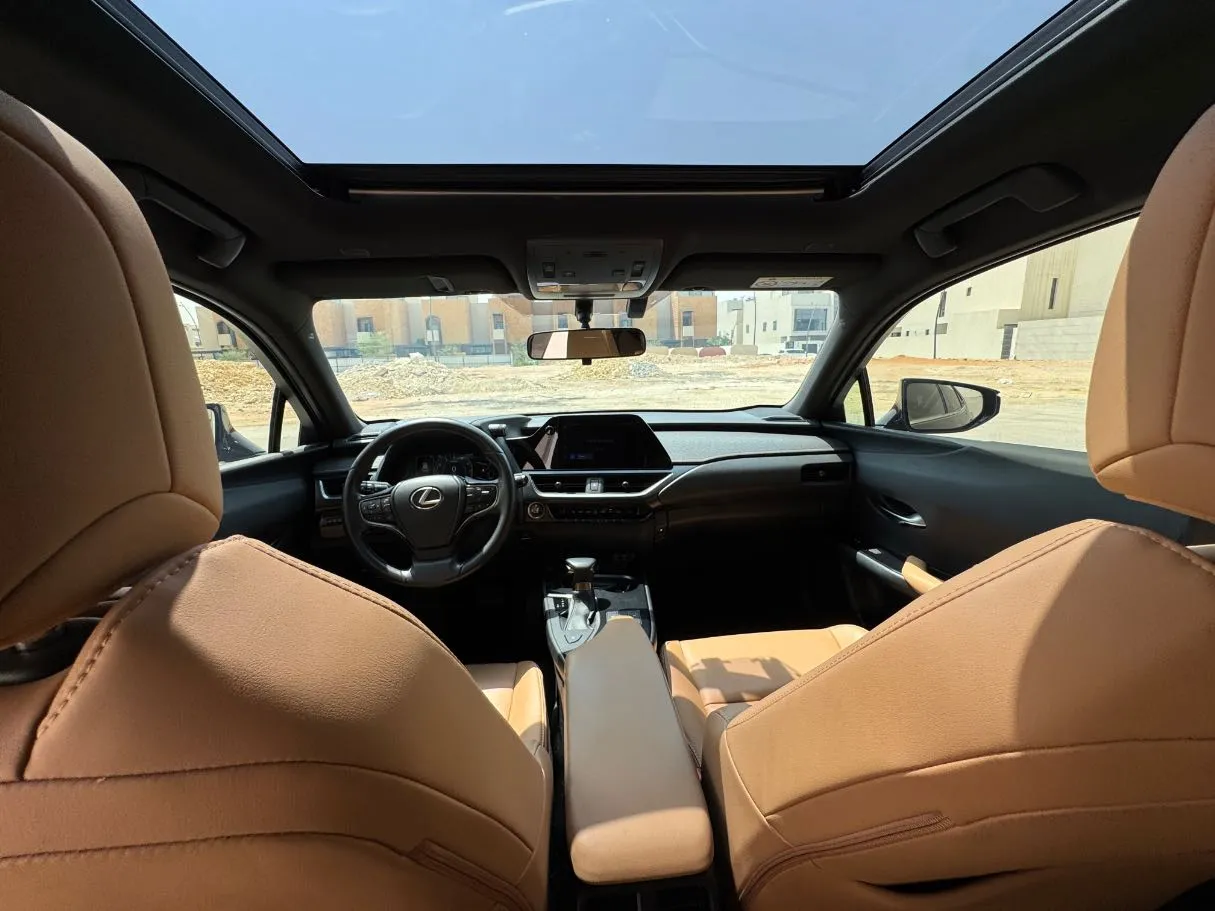 Car image 14