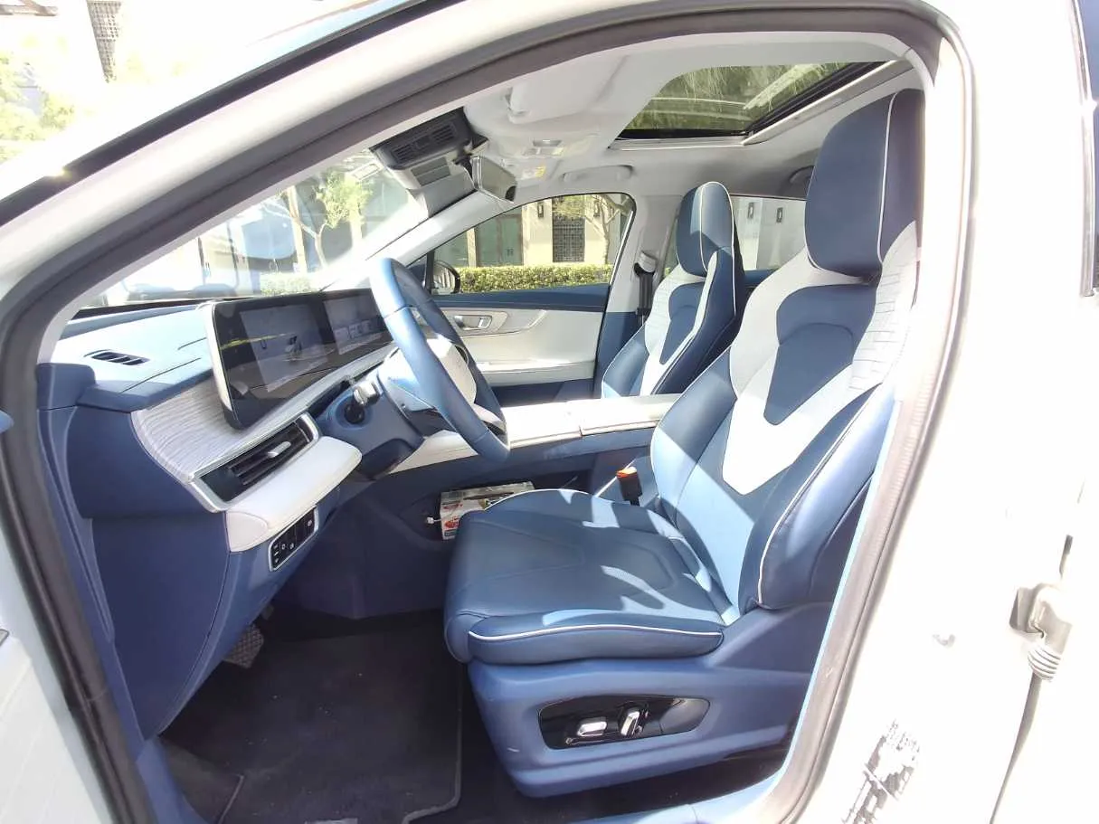 Car image 12