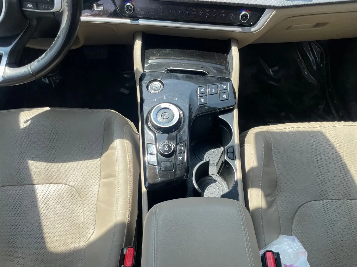 Car image 19